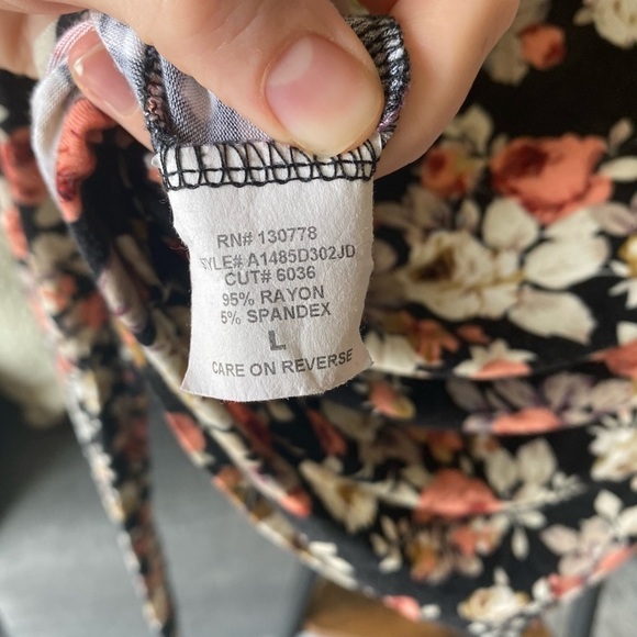 *2/$15* Floral Crop Top - Picture 4 of 4